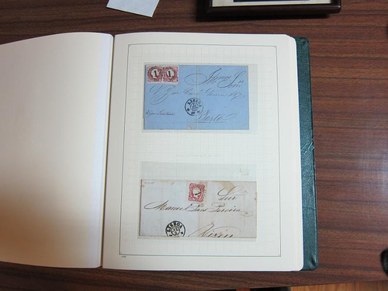 0013 (87).JPG -     Lote:    13      Marcofilia      Lotes Especiais       Descrição:      Portugal.   Colecção especializada em dois álbuns com estudo especializado das marcas de suplo círculo e circulares de Lisboa, com selos de diversas emissões e cartas. Lote a ver.        Lote       Valor Base:     &euro; 1.500,00     Valor Venda:     Retirado     